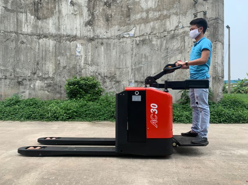 Bánh xe nâng điện đứng lái – Giải pháp nâng hạ hiện đại cho kho hàng và sản xuất