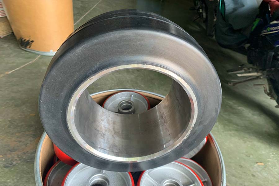 Khám phá vai trò của bánh lái xe nâng điện – Chìa khóa để vận hành hiệu quả và an toàn